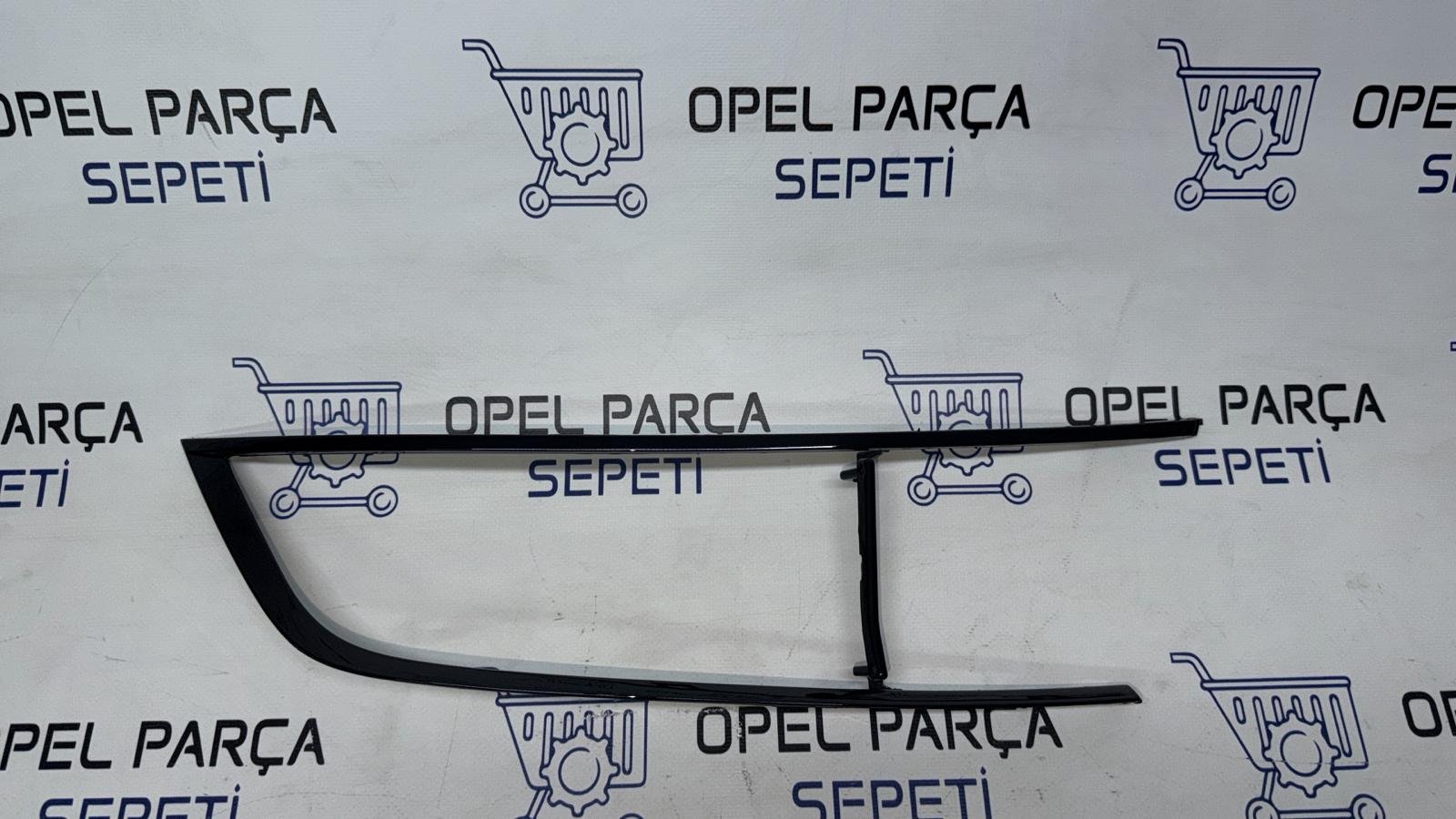 OPEL ASTRA L SAĞ FAR ÇITASI SİYAH 
